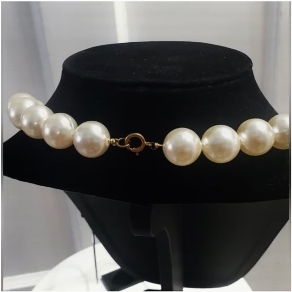 Cream Faux Pearl Necklace. 🌴 - Picture 4 of 6